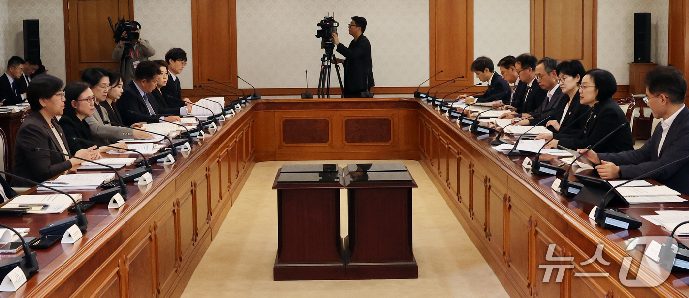 (서울=뉴스1) 이종덕 기자 = 한성숙 국무총리가 12일 서울 종로구 정부서울청사에서 열린 자살예방정책위원회 회의를 주재하고 있다. 2026.10.12/뉴스1