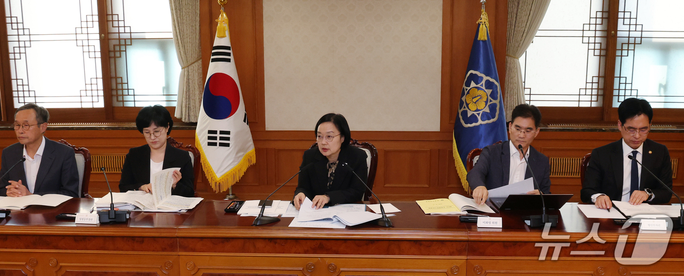 (서울=뉴스1) 이종덕 기자 = 한성숙 국무총리가 12일 서울 종로구 정부서울청사에서 열린 자살예방정책위원회 회의를 주재하고 있다. 2026.10.12/뉴스1