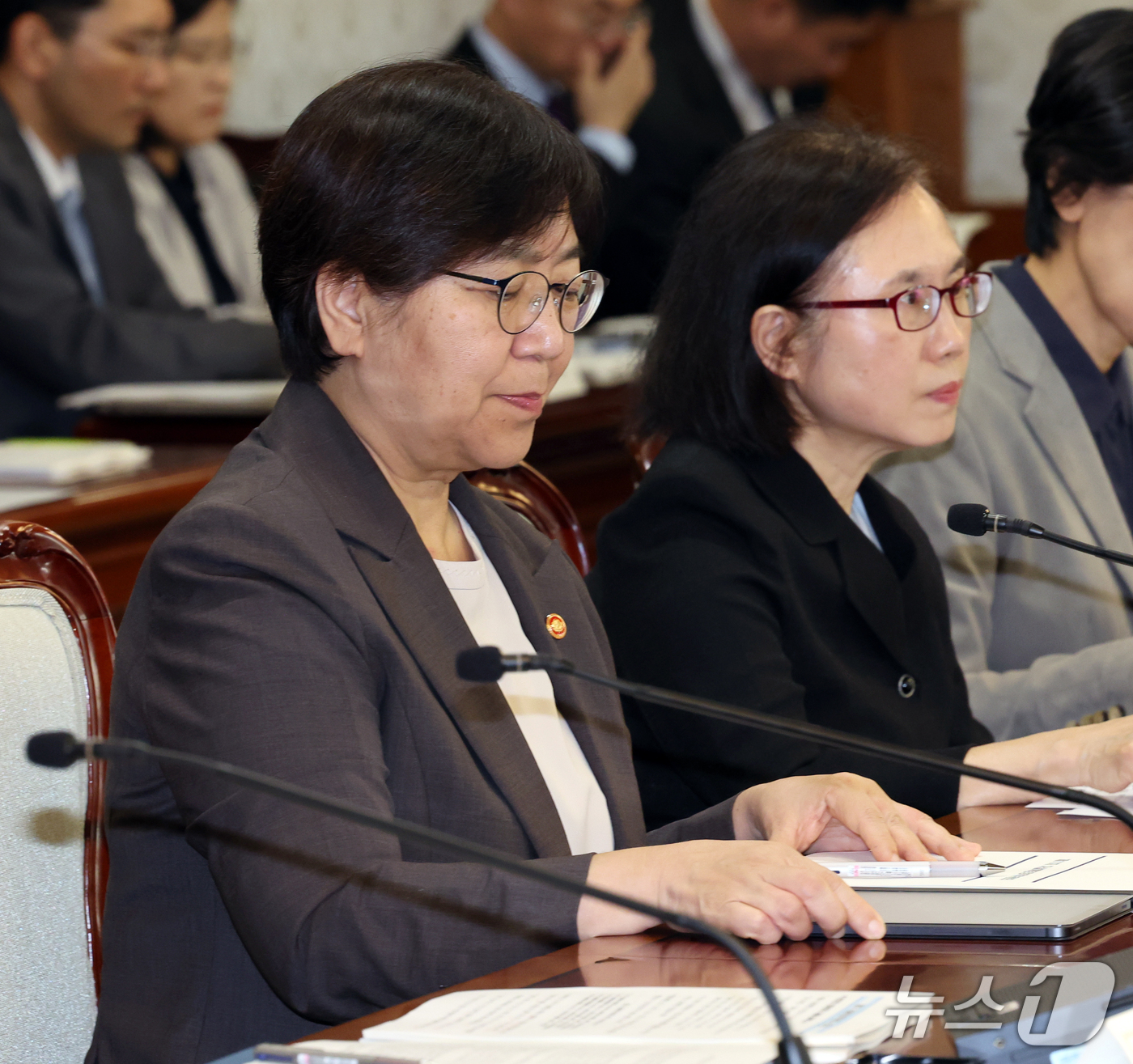 (서울=뉴스1) 이종덕 기자 = 정은경 보건복지부 장관이 12일 서울 종로구 정부서울청사에서 열린 자살예방정책위원회 회의에서 한 총리의 발언을 경청하고 있다. 2026.10.12/ …