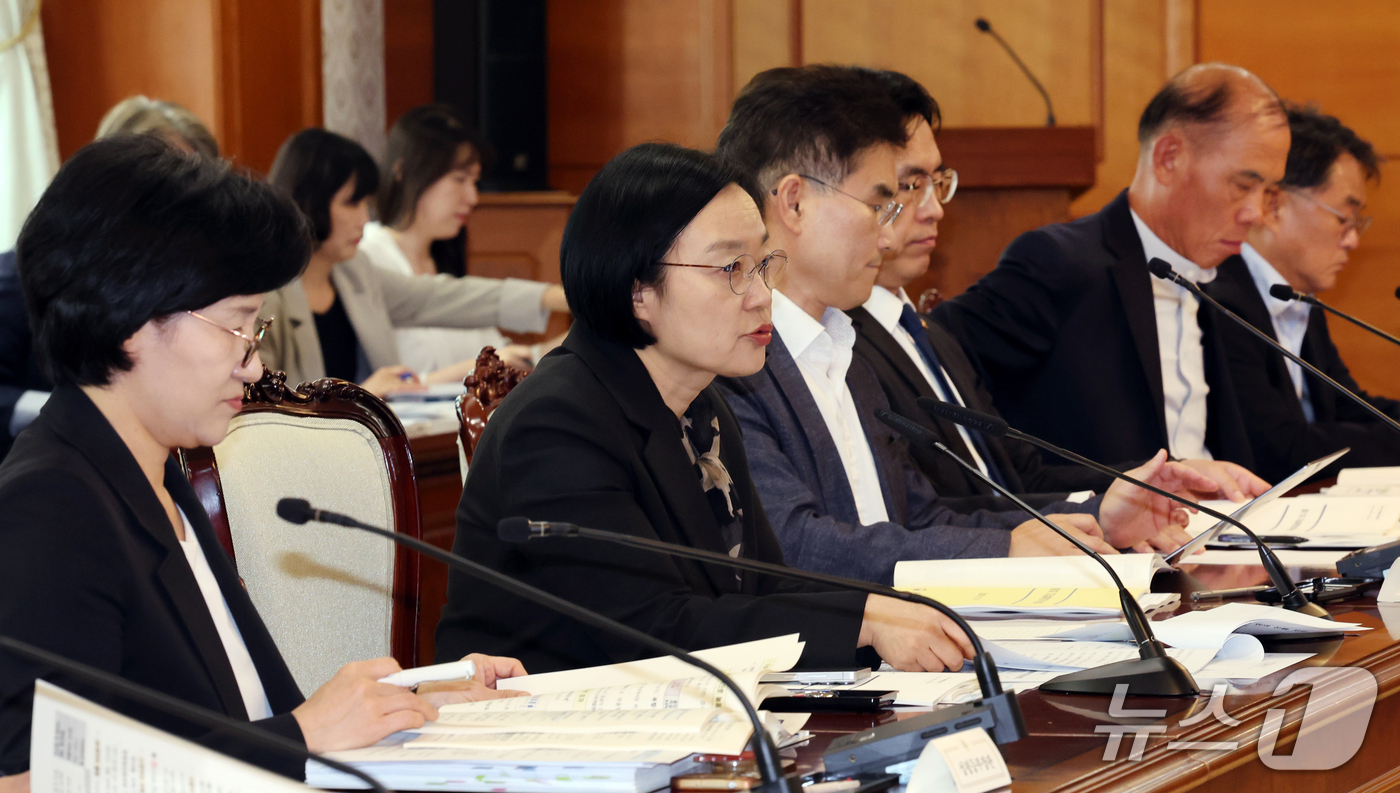 (서울=뉴스1) 이종덕 기자 = 한성숙 국무총리가 12일 서울 종로구 정부서울청사에서 열린 자살예방정책위원회 회의에서 모두발언 하고 있다. 2026.10.12/뉴스1