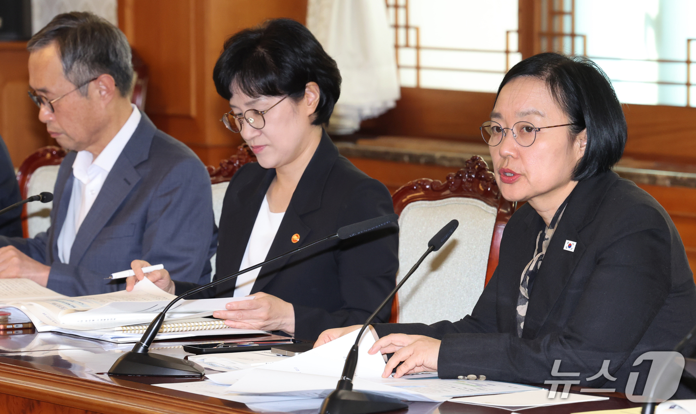 (서울=뉴스1) 이종덕 기자 = 한성숙 국무총리가 12일 서울 종로구 정부서울청사에서 열린 자살예방정책위원회 회의를 주재하고 있다. 2026.10.12/뉴스1