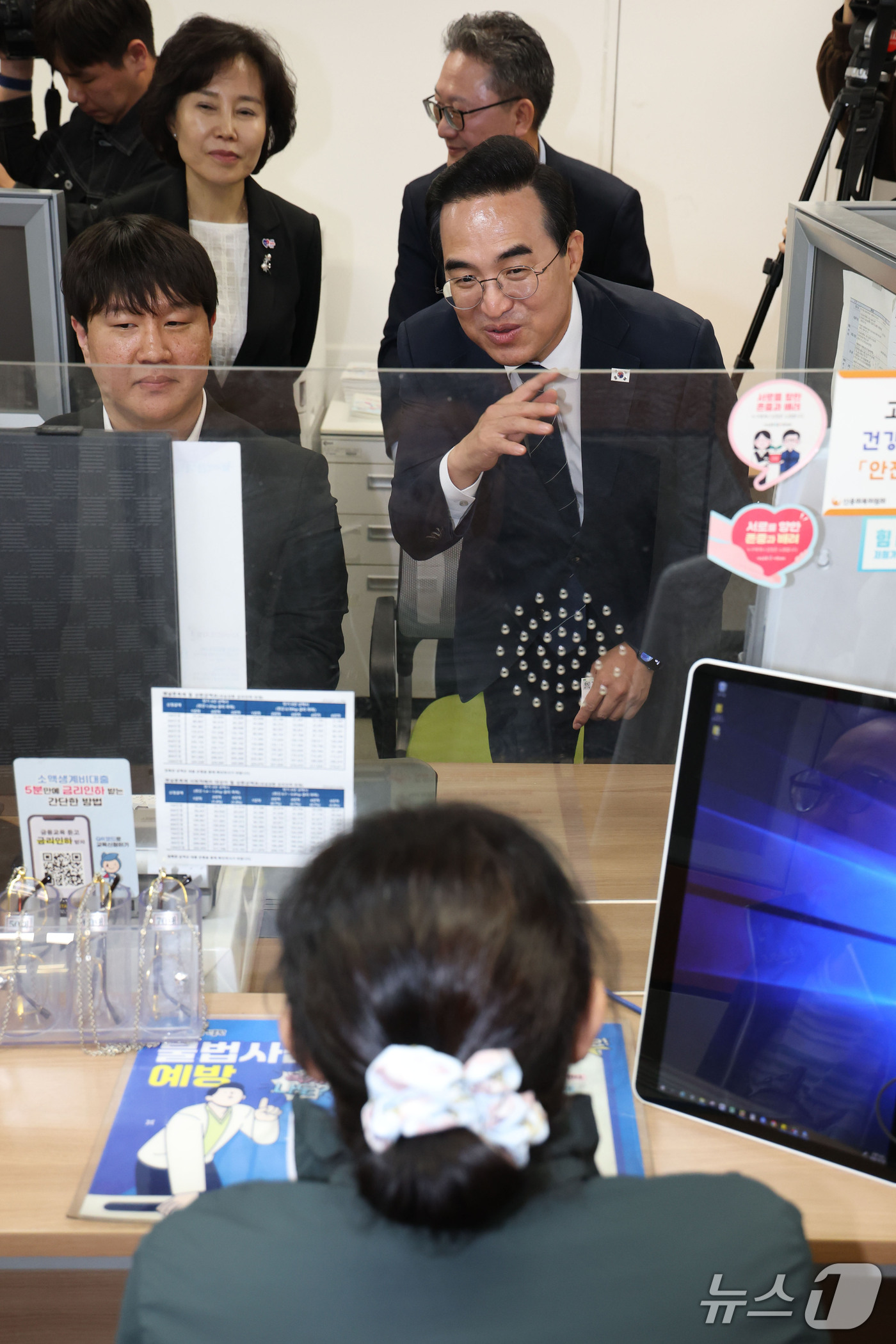 (서울=뉴스1) 이광호 기자 = 박홍근 기획예산처 장관이 12일 오후 서울 중구 중앙서민금융통합지원센터를 찾아 햇살론 정책금융지원 상담을 받고 있는 시민과 대화하고 있다. 2026 …
