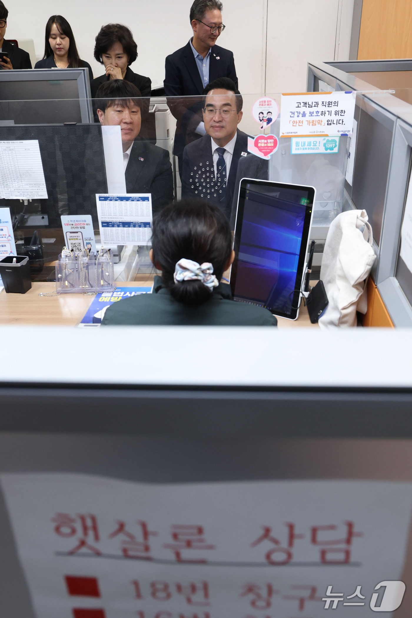 (서울=뉴스1) 이광호 기자 = 박홍근 기획예산처 장관이 12일 오후 서울 중구 중앙서민금융통합지원센터를 찾아 햇살론 정책금융지원 상담을 받고 있는 시민과 대화하고 있다. 2026 …