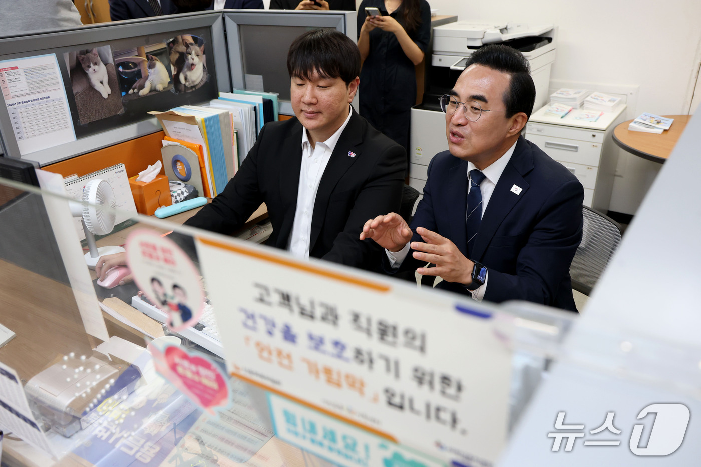 (서울=뉴스1) 이광호 기자 = 박홍근 기획예산처 장관이 12일 오후 서울 중구 중앙서민금융통합지원센터를 찾아 햇살론 정책금융지원 상담을 받고 있는 시민과 대화하고 있다. 2026 …