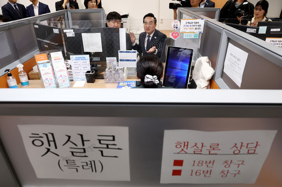 박홍근 장관, 서민금융 상담 현장 방문