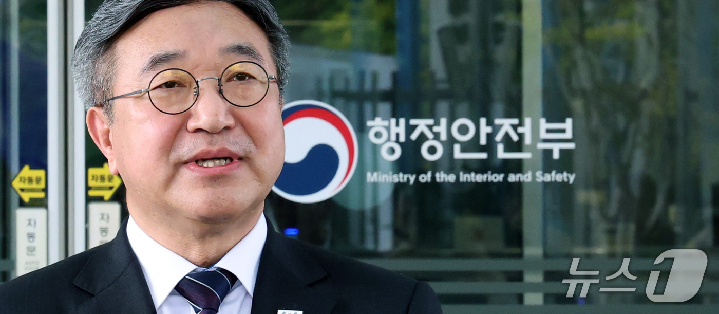 (세종=뉴스1) 김기남 기자 = 윤호중 행정안전부 장관이 12일 오후 세종시 정부세종청사에서 임은정 광주 중수청장 감찰 관련 입장을 밝히고 있다. 2026.10.12/뉴스1