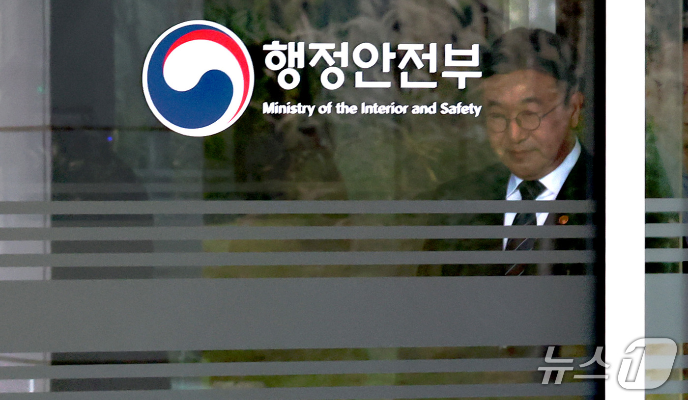 (세종=뉴스1) 김기남 기자 = 윤호중 행정안전부 장관이 12일 오후 세종시 정부세종청사에서 임은정 광주 중수청장 감찰 관련 입장을 밝히기 위해 청사 밖으로 이동하고 있다. 202 …