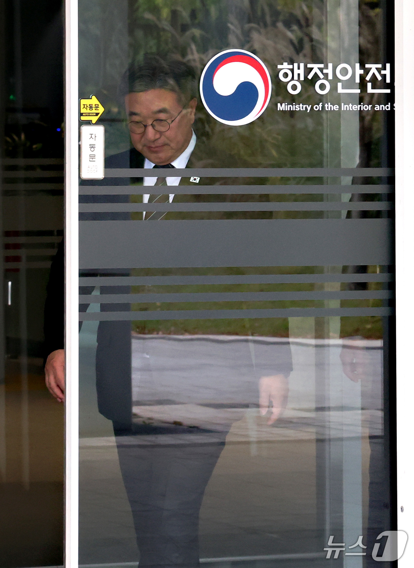 (세종=뉴스1) 김기남 기자 = 윤호중 행정안전부 장관이 12일 오후 세종시 정부세종청사에서 임은정 광주 중수청장 감찰 관련 입장을 밝히기 위해 청사 밖으로 이동하고 있다. 202 …