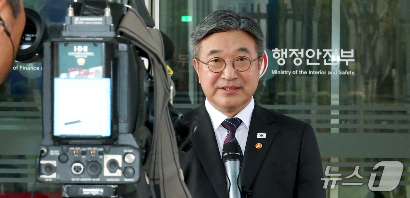 (세종=뉴스1) 김기남 기자 = 윤호중 행정안전부 장관이 12일 오후 세종시 정부세종청사에서 임은정 광주 중수청장 감찰 관련 입장을 밝히고 있다. 2026.10.12/뉴스1
