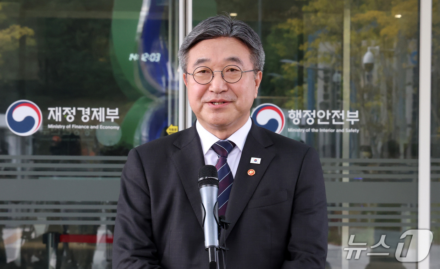 (세종=뉴스1) 김기남 기자 = 윤호중 행정안전부 장관이 12일 오후 세종시 정부세종청사에서 임은정 광주 중수청장 감찰 관련 입장을 밝히며 땀을 닦고 있다. 2026.10.12/뉴 …