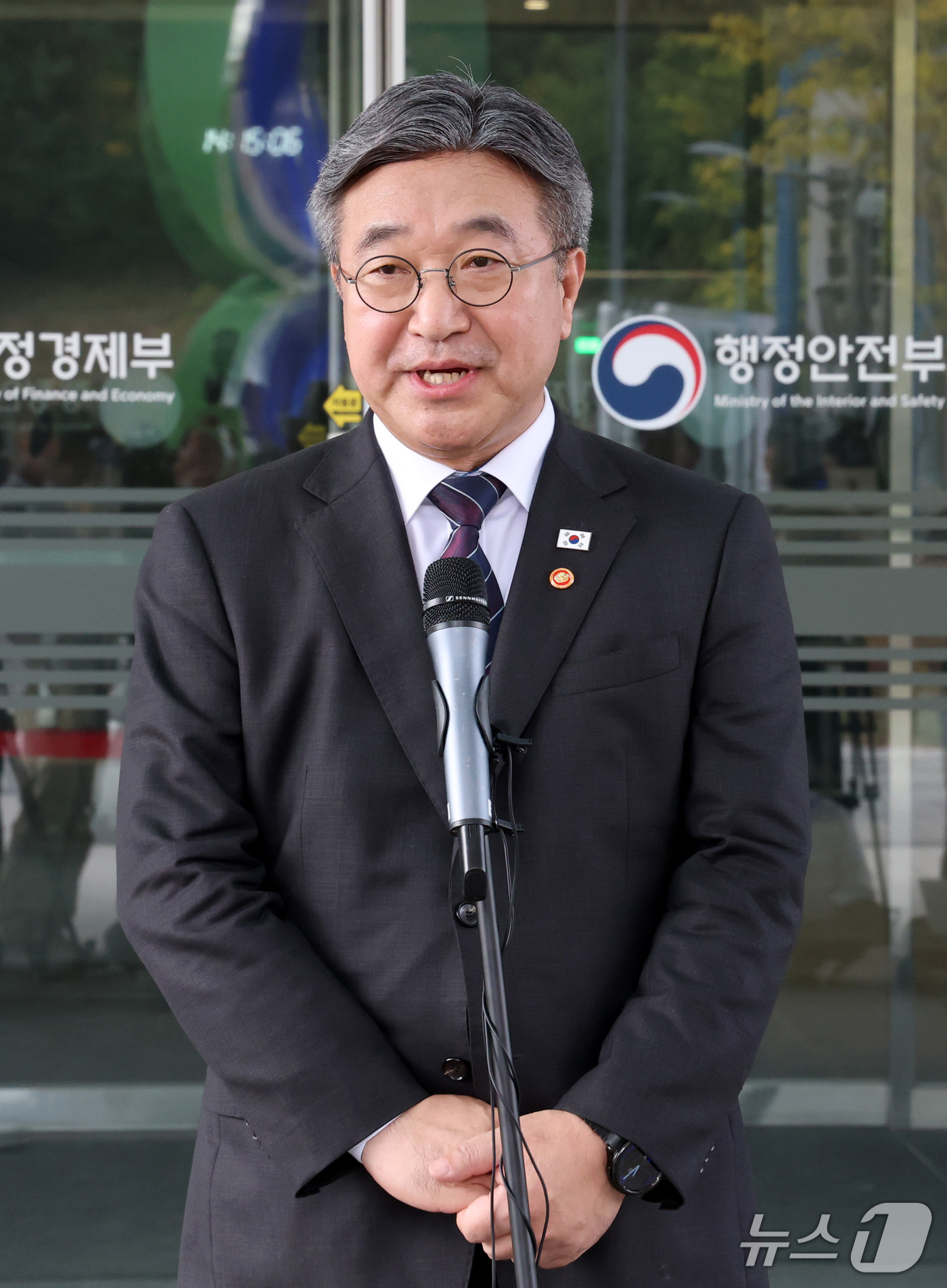 (세종=뉴스1) 김기남 기자 = 윤호중 행정안전부 장관이 12일 오후 세종시 정부세종청사에서 임은정 광주 중수청장 감찰 관련 입장을 밝히고 있다. 2026.10.12/뉴스1