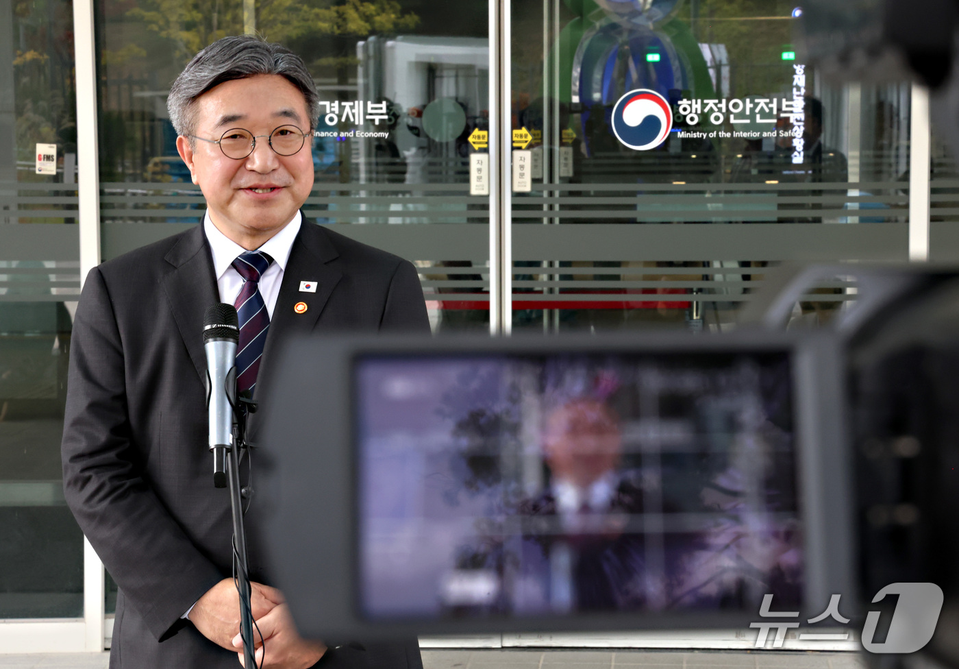 (세종=뉴스1) 김기남 기자 = 윤호중 행정안전부 장관이 12일 오후 세종시 정부세종청사에서 임은정 광주 중수청장 감찰 관련 입장을 밝히고 있다. 2026.10.12/뉴스1
