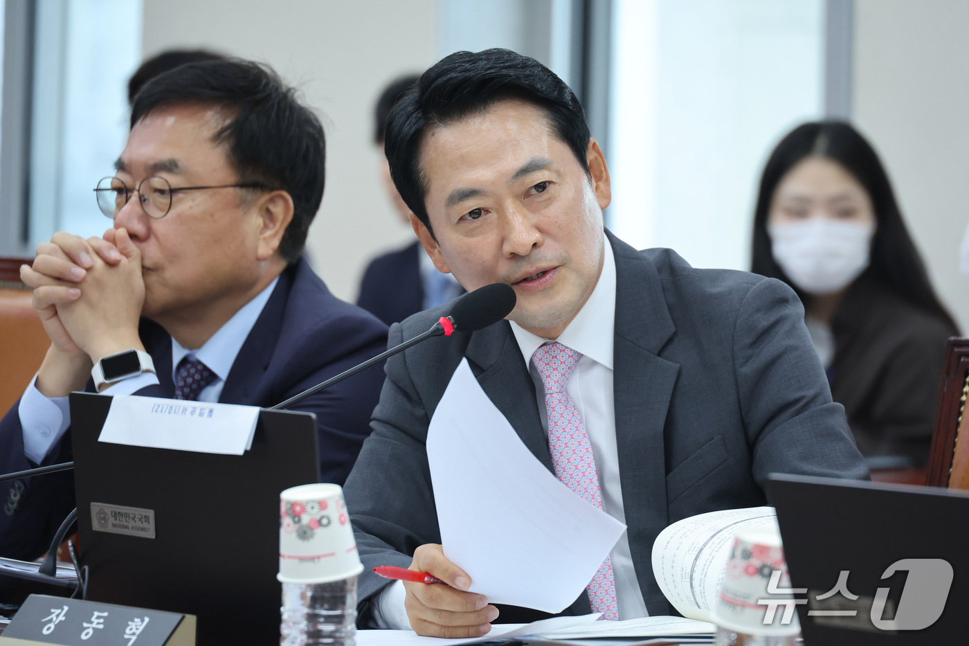 (서울=뉴스1) 신웅수 기자 = 장동혁 국민의힘 대표가 12일 서울 여의도 국회 교육위원회에서 열린 한국대학교육협의회 등에 대한 국정감사에서 질의하고 있다. 2026.10.12/뉴 …