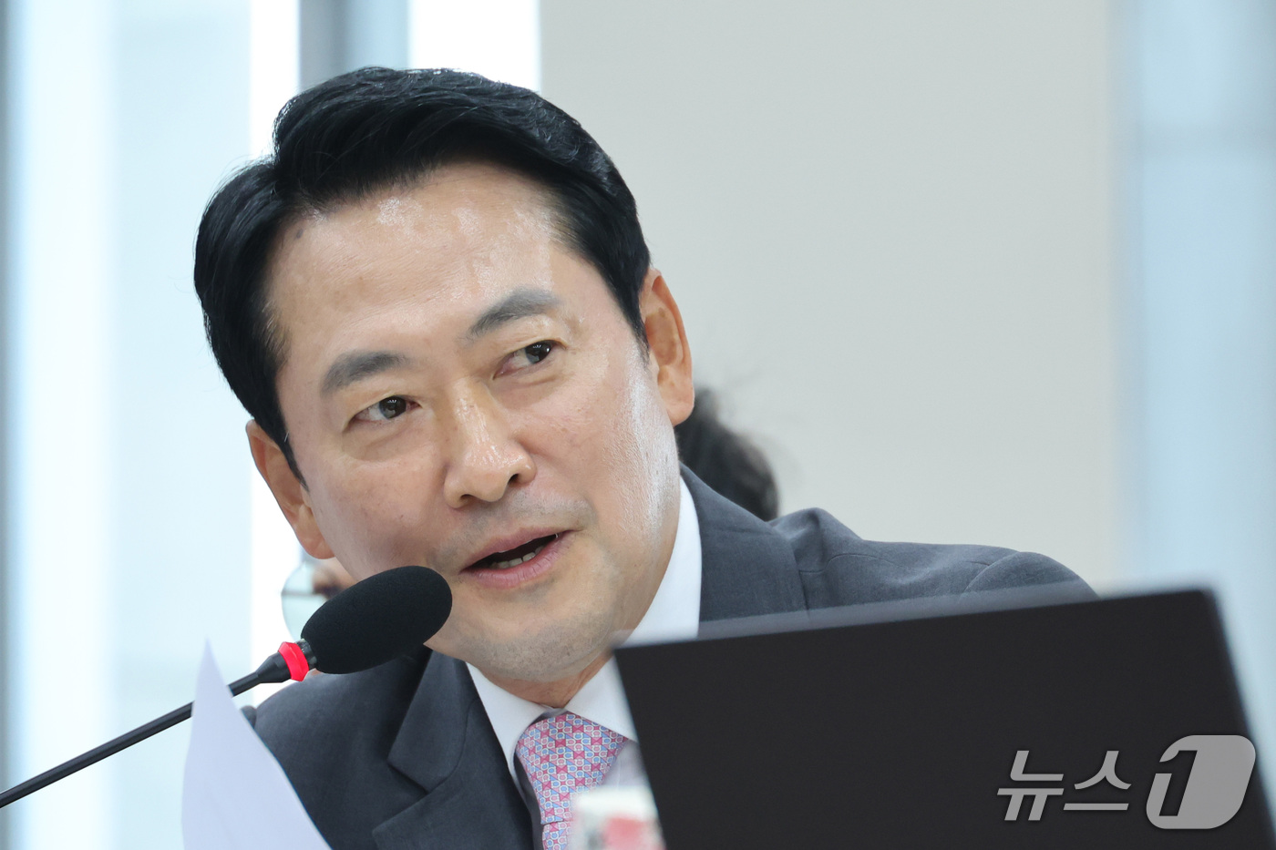 (서울=뉴스1) 신웅수 기자 = 장동혁 국민의힘 대표가 12일 서울 여의도 국회 교육위원회에서 열린 한국대학교육협의회 등에 대한 국정감사에서 질의하고 있다. 2026.10.12/뉴 …