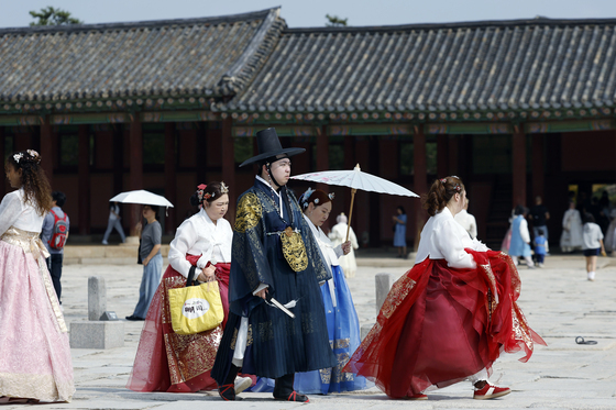 한복 입고 경복궁 찾은 외국인들