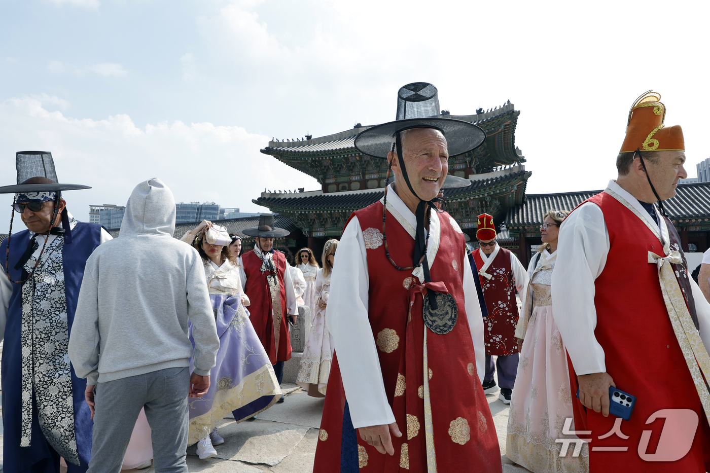 (서울=뉴스1) 박정호 기자 = 세계 최고의 대도시 1위에 선정된 서울을 찾은 외국인 관광객들이 12일 서울시 종로구 경복궁에서 렌탈 한복을 입고 궁궐을 거닐며 추억을 남기고 있다 …