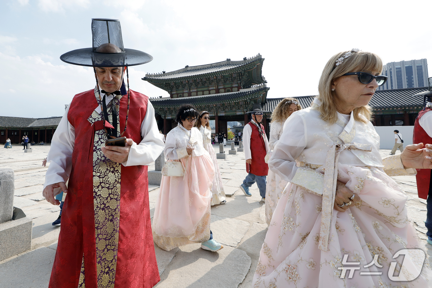 (서울=뉴스1) 박정호 기자 = 세계 최고의 대도시 1위에 선정된 서울을 찾은 외국인 관광객들이 12일 서울시 종로구 경복궁에서 렌탈 한복을 입고 궁궐을 거닐며 추억을 남기고 있다 …