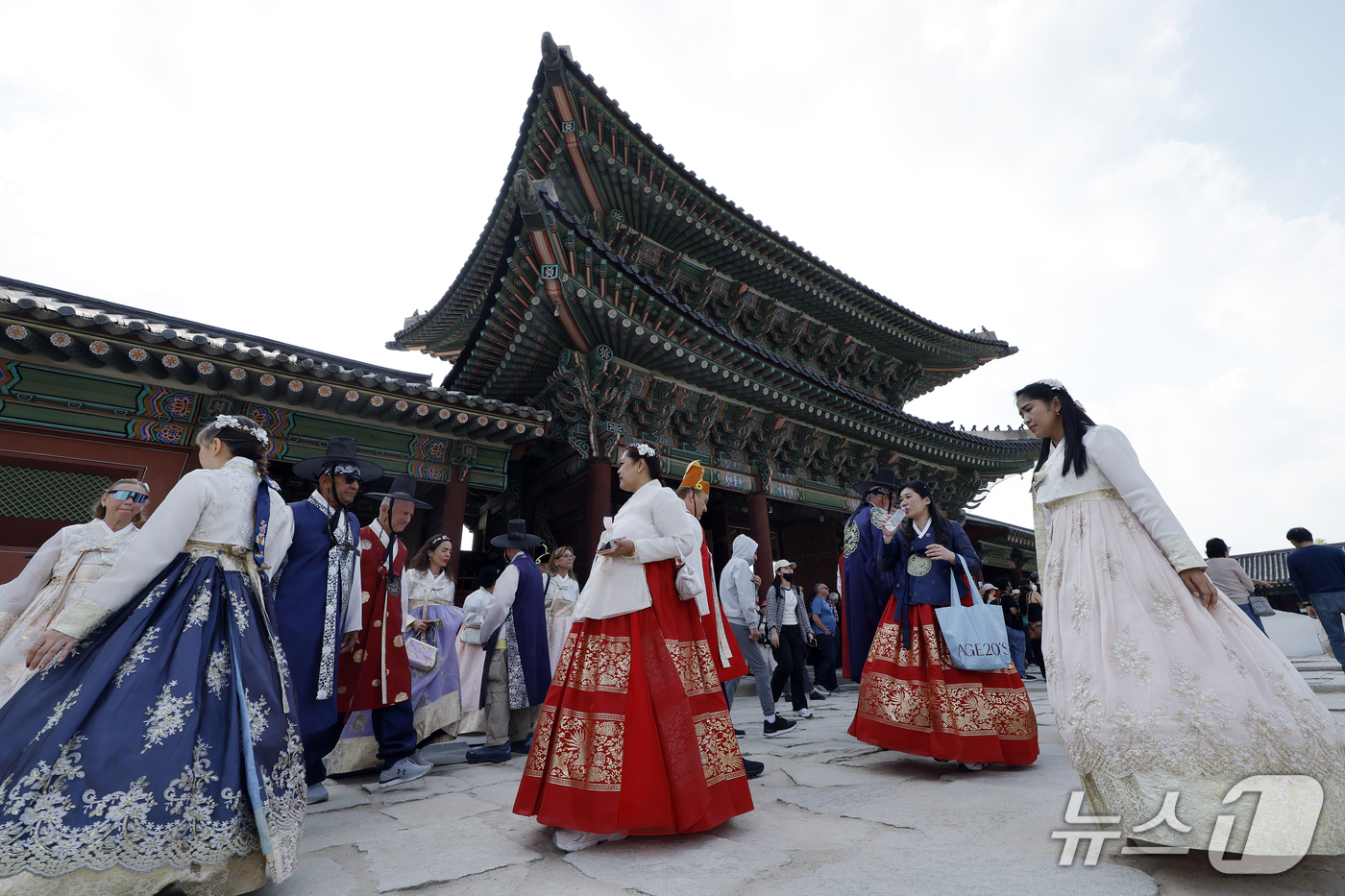 (서울=뉴스1) 박정호 기자 = 세계 최고의 대도시 1위에 선정된 서울을 찾은 외국인 관광객들이 12일 서울시 종로구 경복궁에서 렌탈 한복을 입고 궁궐을 거닐며 추억을 남기고 있다 …