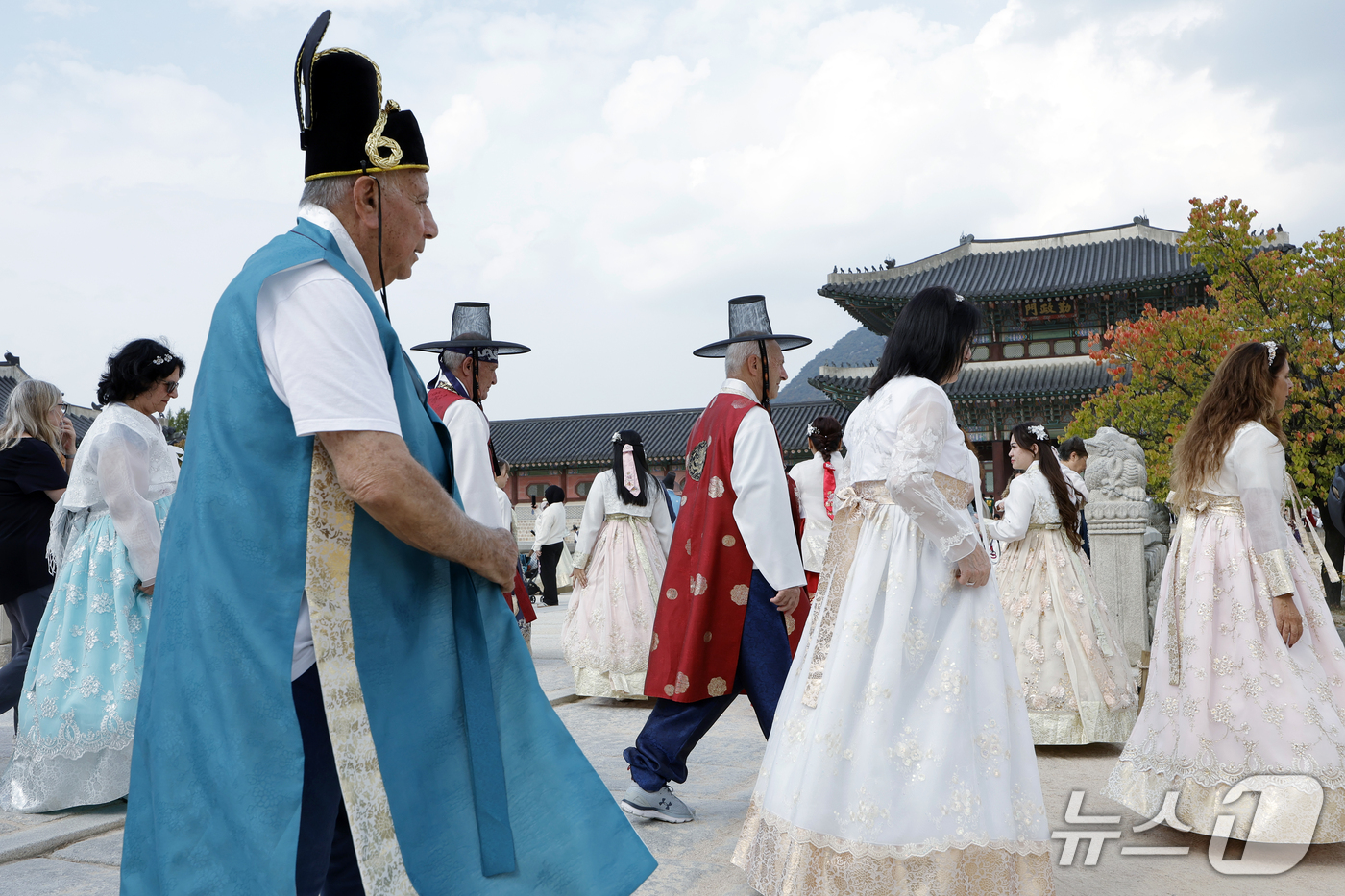 (서울=뉴스1) 박정호 기자 = 세계 최고의 대도시 1위에 선정된 서울을 찾은 외국인 관광객들이 12일 서울시 종로구 경복궁에서 렌탈 한복을 입고 궁궐을 거닐며 추억을 남기고 있다 …
