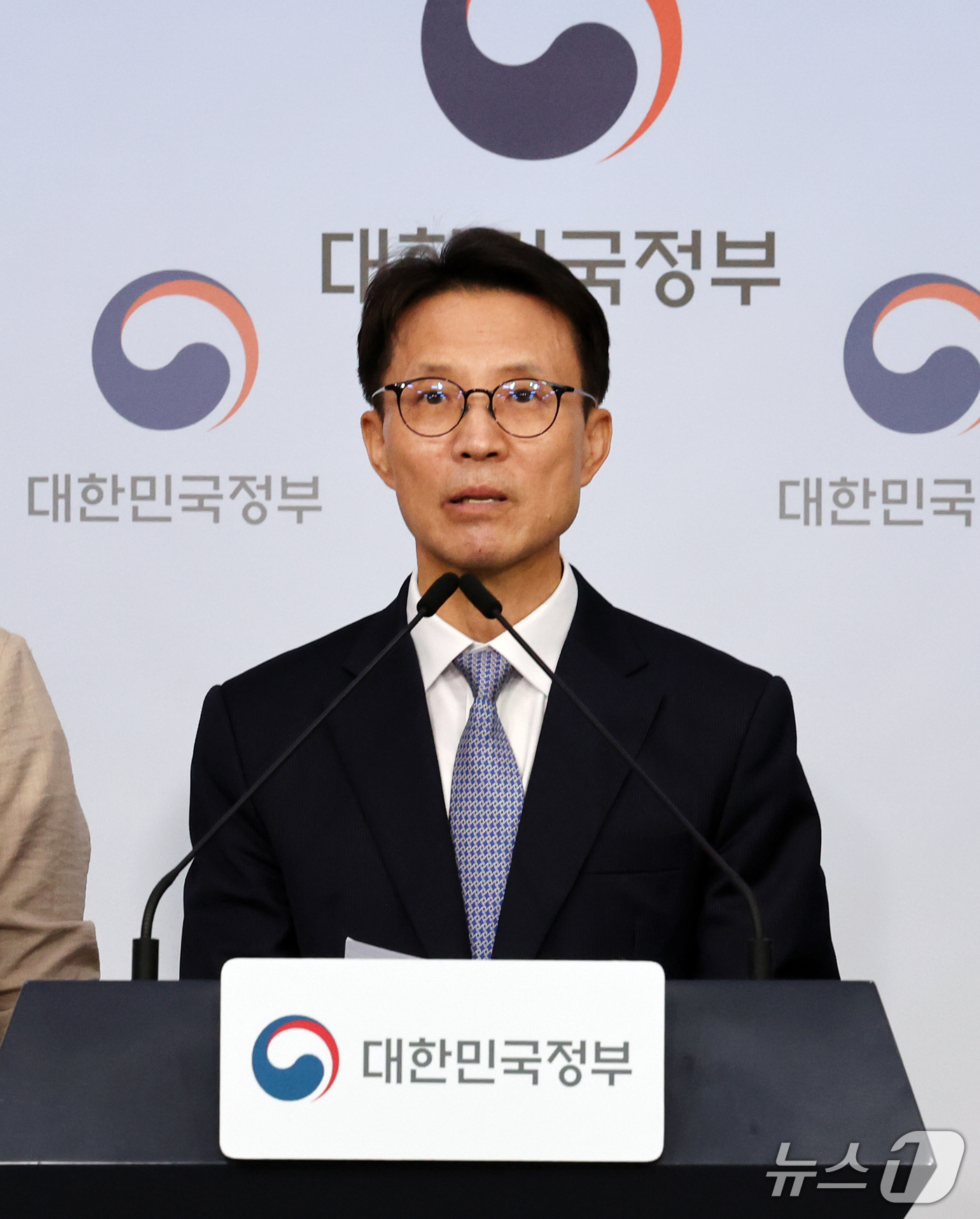 (서울=뉴스1) 이종덕 기자 = 김진오 인구전략위원회 부위원장이 12일 서울 종로구 정부서울청사에서 브리핑 하고 있다. 국가인구전략 기본계획은 국민 삶의 질 만족도 향상, 경제활동 …