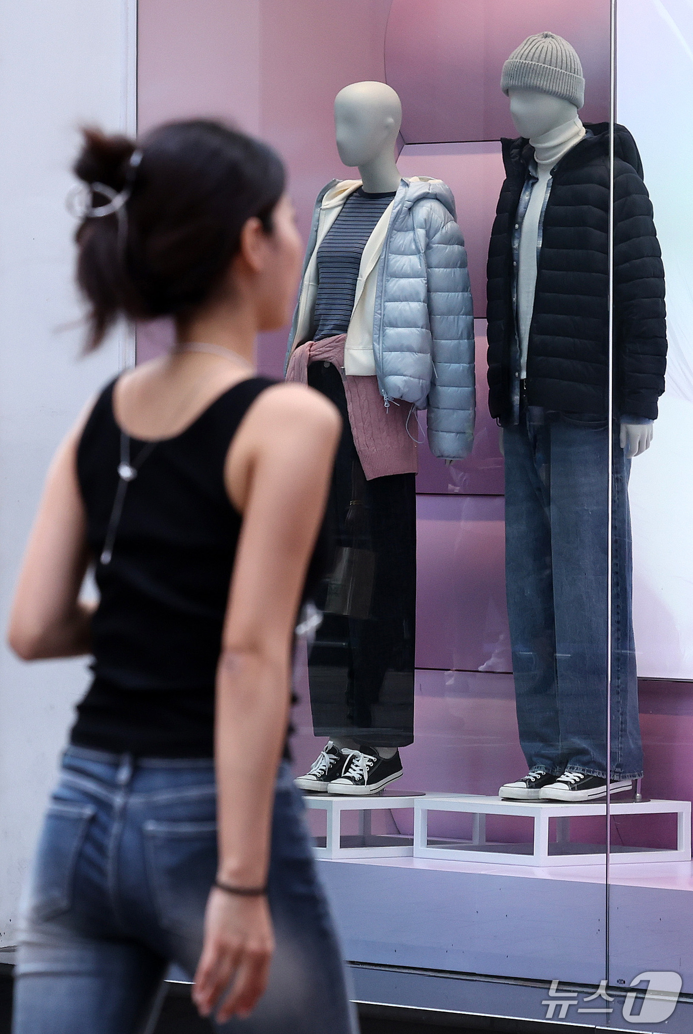 (서울=뉴스1) 박지혜 기자 = 12일 서울 중구 명동거리에서 가벼운 옷차림의 외국인 관광객들이 겨울 패딩이 진열된 의류매장 앞을 지나가고 있다.10월 중순에 접어들었지만 때아닌 …