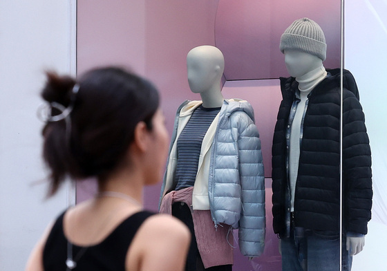 계절은 가을인데 기온은 여름…명동의 엇갈린 풍경