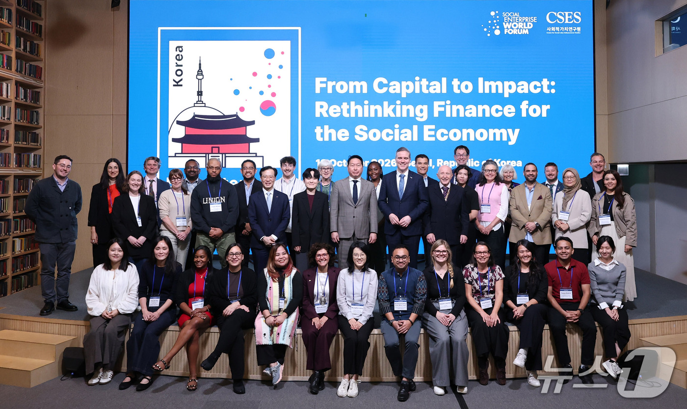(서울=뉴스1) = 12일 서울에서 열린 사회적기업월드포럼(SEWF)의 'Ecosystem Leadership Exchange(ELE)'에서 최태원 SK그룹 회장 등 참석자들이 기 …