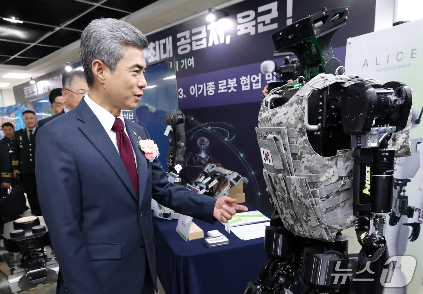 본문 이미지 - 강신철 국방부 장관이 지난 12일 경기도 성남시 판교테크노밸리 스타트업캠퍼스에서 열린 국방 AX거점 개소식에서 피지컬AI 시연을 살펴보고 있다. 2026.10.12 ⓒ 뉴스1 박세연 기자