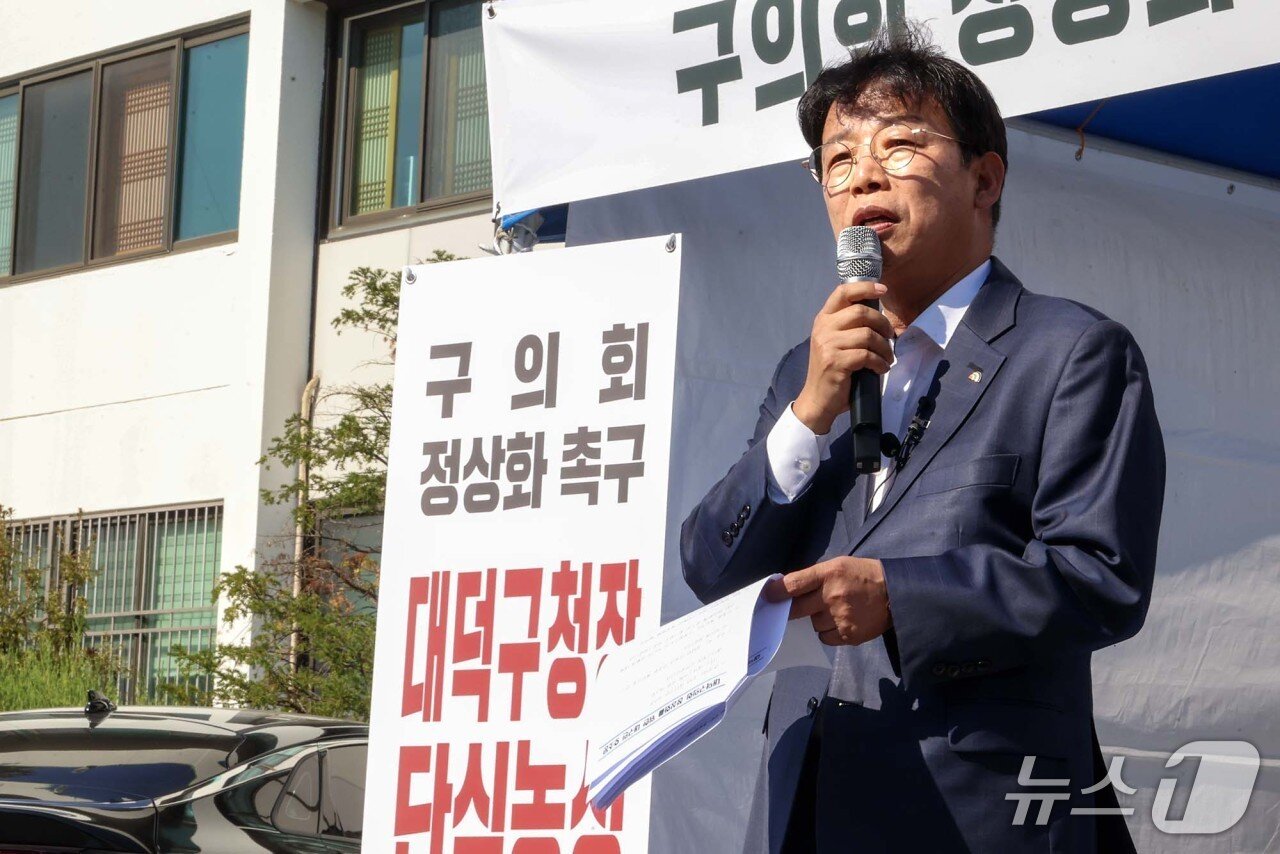 본문 이미지 - 김찬술 대덕구청장이 단식 돌입 회견을 하고 있다.(대덕구 제공. 재판매 및 DB 금지)