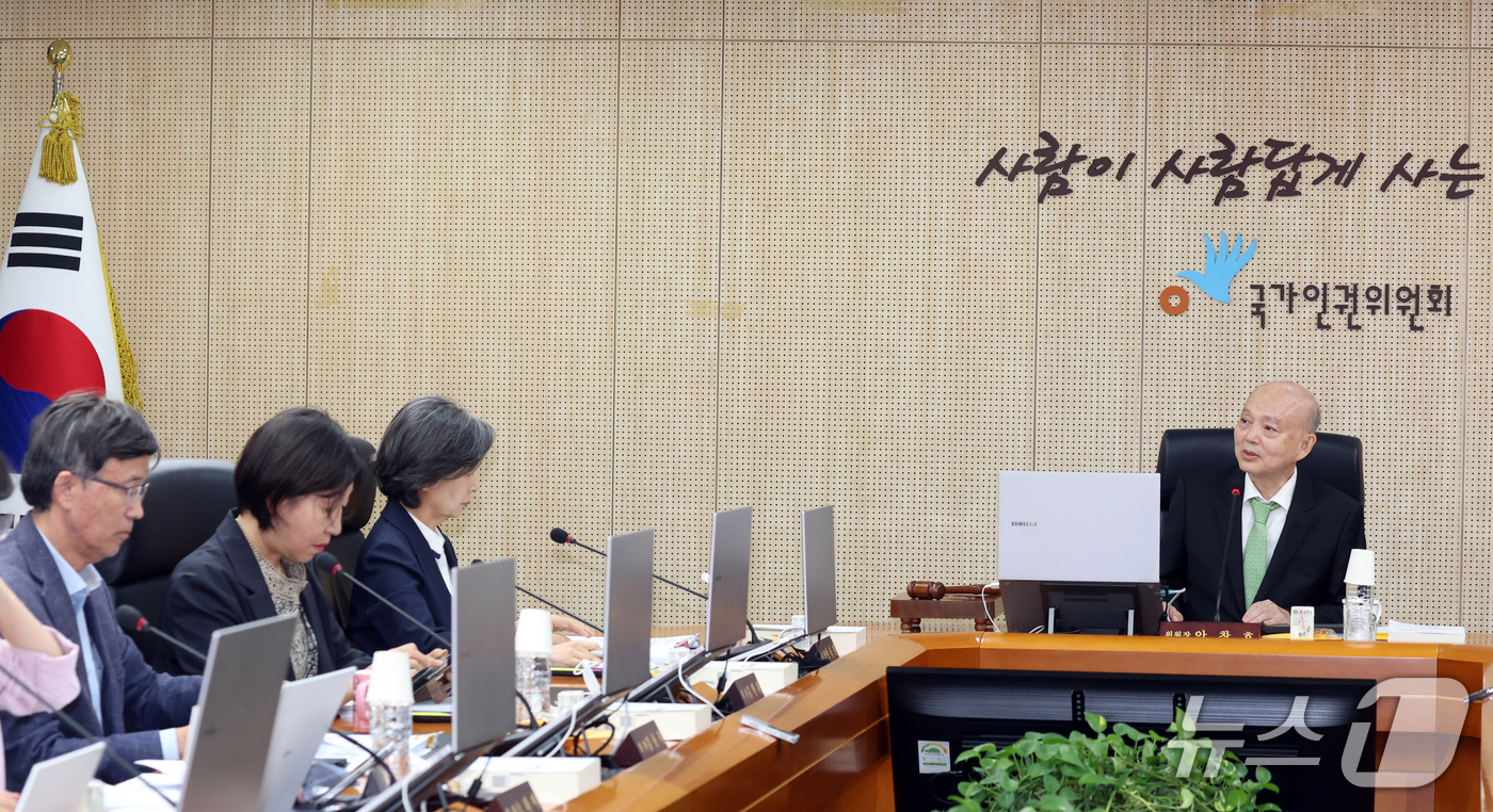 (서울=뉴스1) 김명섭 기자 = 안창호 국가인권위원회 위원장이 12일 서울 중구 국가인권위원회에서 열린 제17차 전원위원회에서 발언을 하고 있다. 2026.10.12/뉴스1