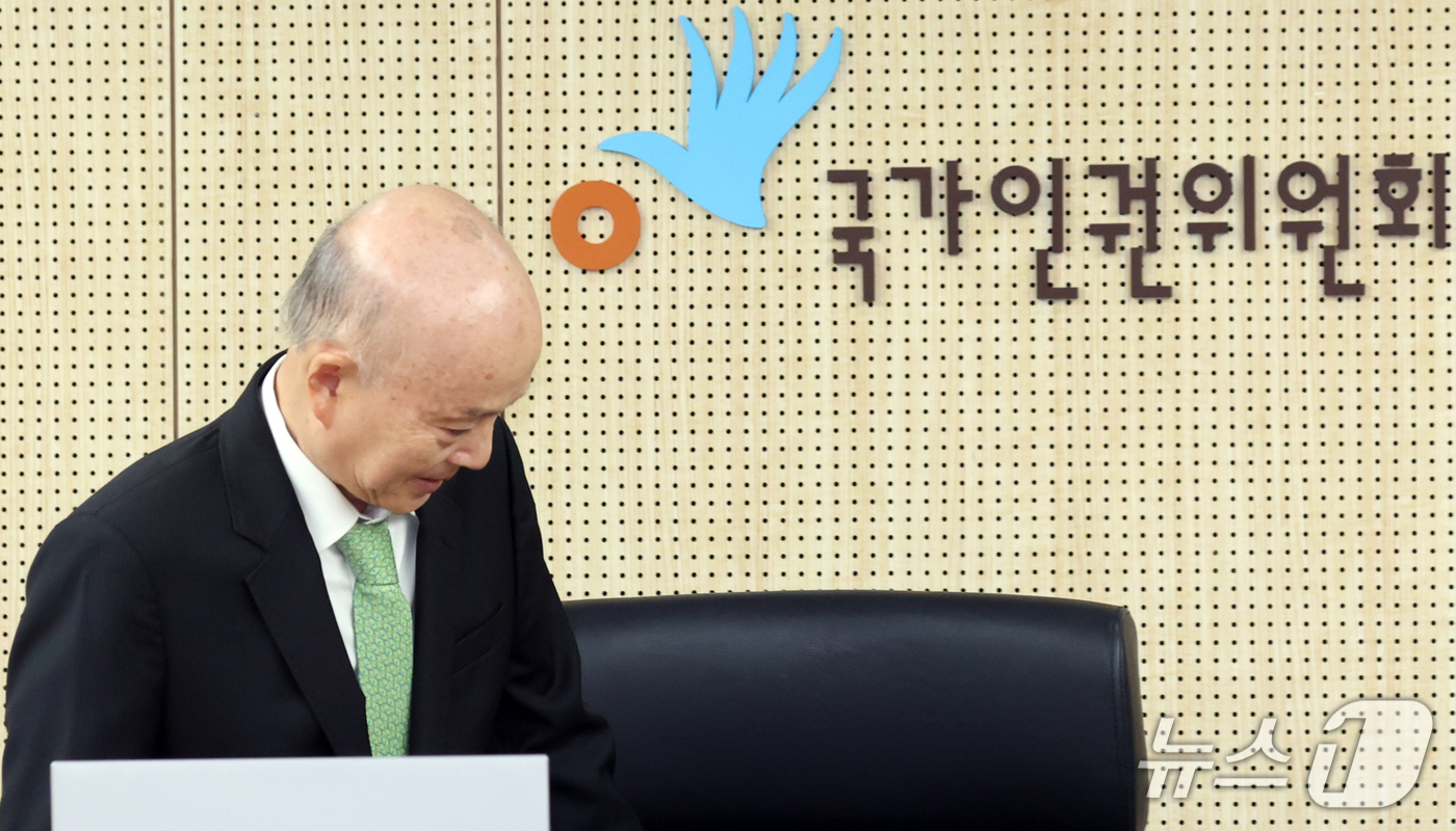 (서울=뉴스1) 김명섭 기자 = 안창호 국가인권위원회 위원장이 12일 서울 중구 국가인권위원회에서 열린 제17차 전원위원회에 참석하고 있다. 2026.10.12/뉴스1