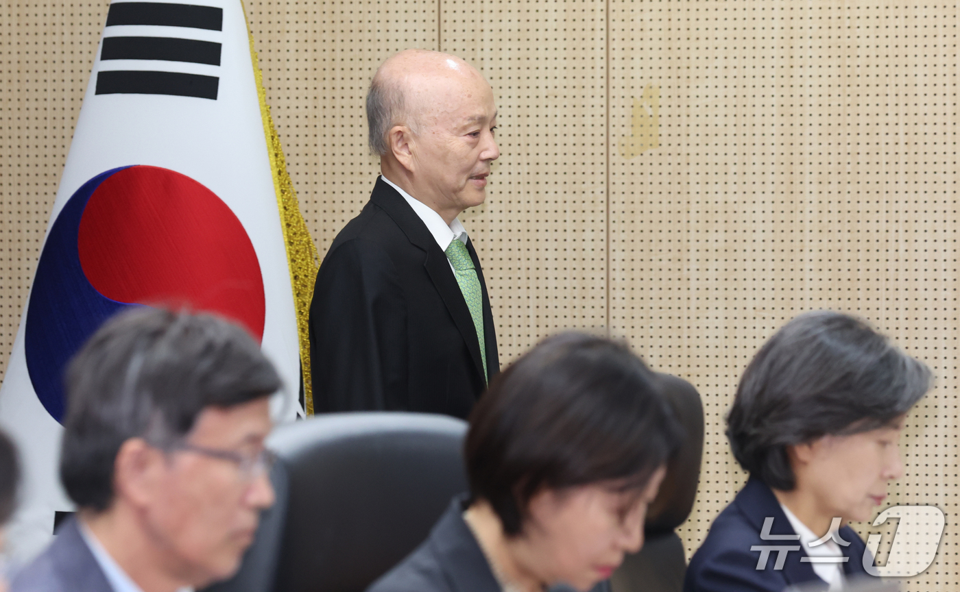 (서울=뉴스1) 김명섭 기자 = 안창호 국가인권위원회 위원장이 12일 서울 중구 국가인권위원회에서 열린 제17차 전원위원회에 참석하고 있다. 2026.10.12/뉴스1
