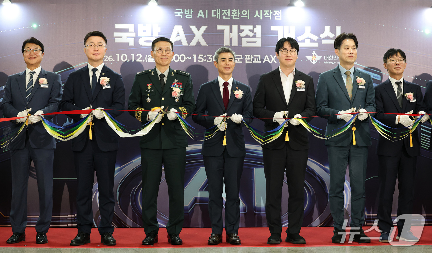 (성남=뉴스1) 박세연 기자 = 강신철 국방부 장관과 하정우 국가인공지능전략위원회 부위원장이 12일 경기도 성남시 판교테크노밸리 스타트업캠퍼스에서 열린 국방 AX거점 개소식에서 참 …