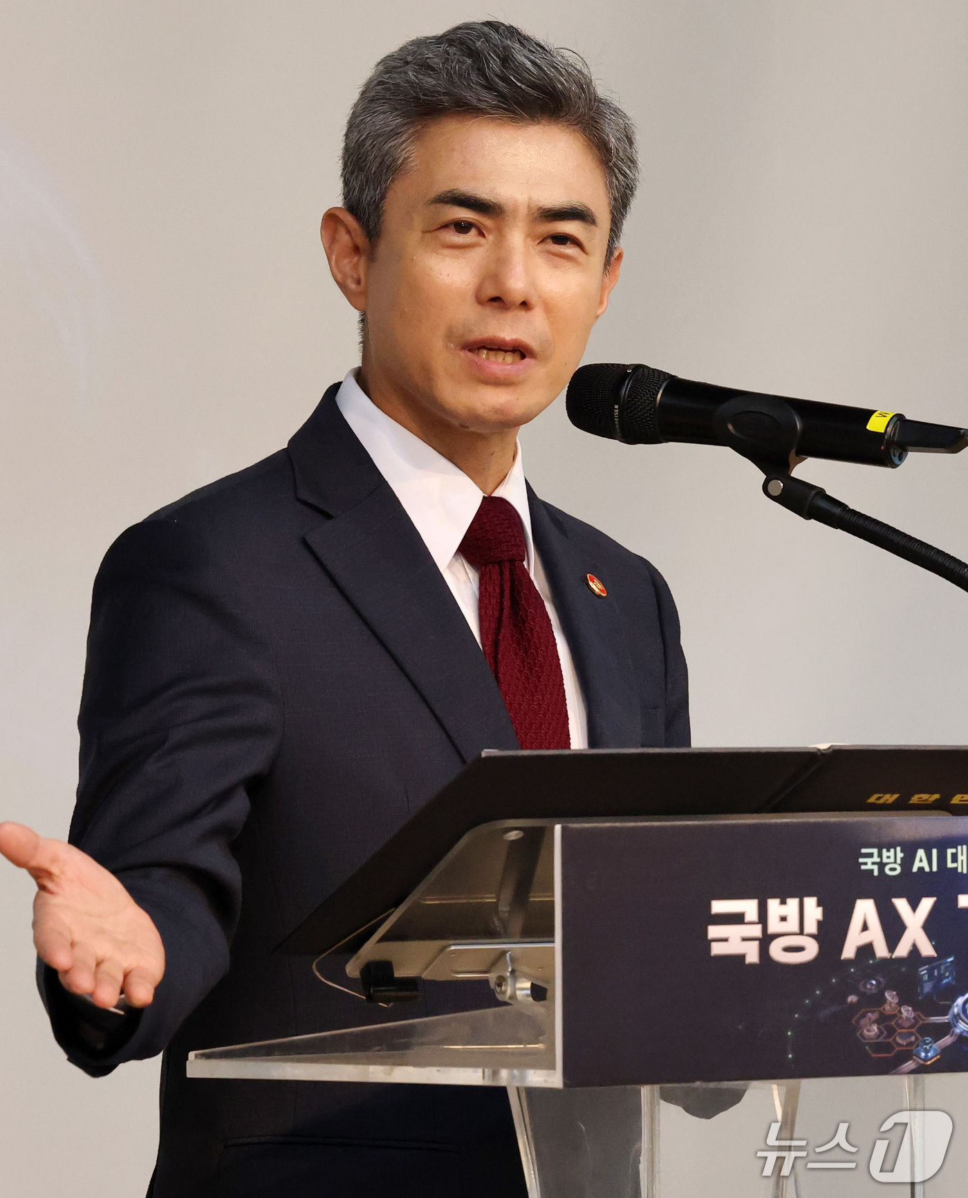 (성남=뉴스1) 박세연 기자 = 강신철 국방부 장관이 12일 경기도 성남시 판교테크노밸리 스타트업캠퍼스에서 열린 국방 AX거점 개소식에서 환영사를 하고 있다. 2026.10.12/ …