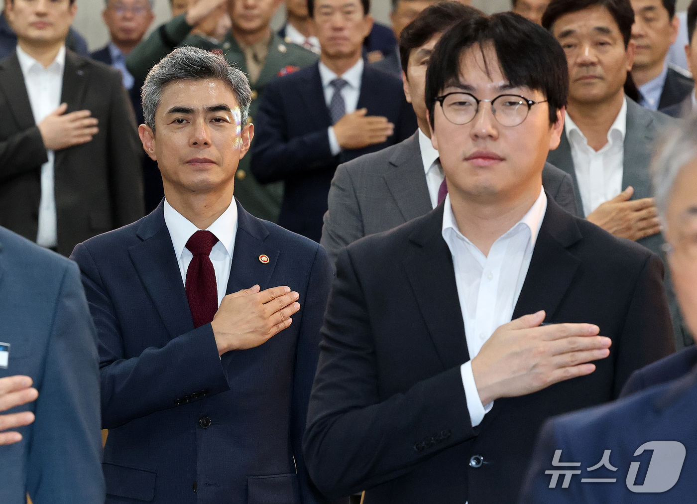 (성남=뉴스1) 박세연 기자 = 강신철 국방부 장관(왼쪽)과 하정우 국가인공지능전략위원회 부위원장이 12일 경기도 성남시 판교테크노밸리 스타트업캠퍼스에서 열린 국방 AX거점 개소식 …