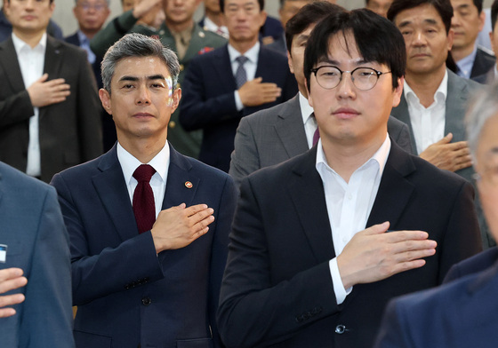 국민의례하는 강신철 장관과 하정우 부위원장
