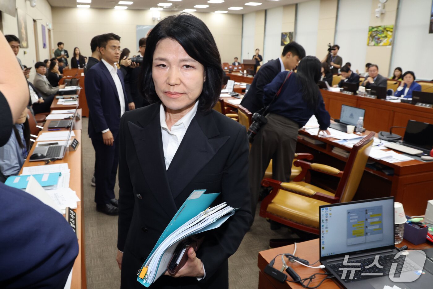 본문 이미지 - 이진숙 국민의힘 의원이 12일 서울 여의도 국회 과학기술정보방송통신위원회에서 열린 방송미디어통신위원회 등에 대한 국정감사에서 정회 후 퇴장하고 있다. 이날 과방위는 이 의원의 제척 여부를 결정하기 위해 전체회의를 열고 정회를 선포했다. 2026.10.12 ⓒ 뉴스1 황기선 기자