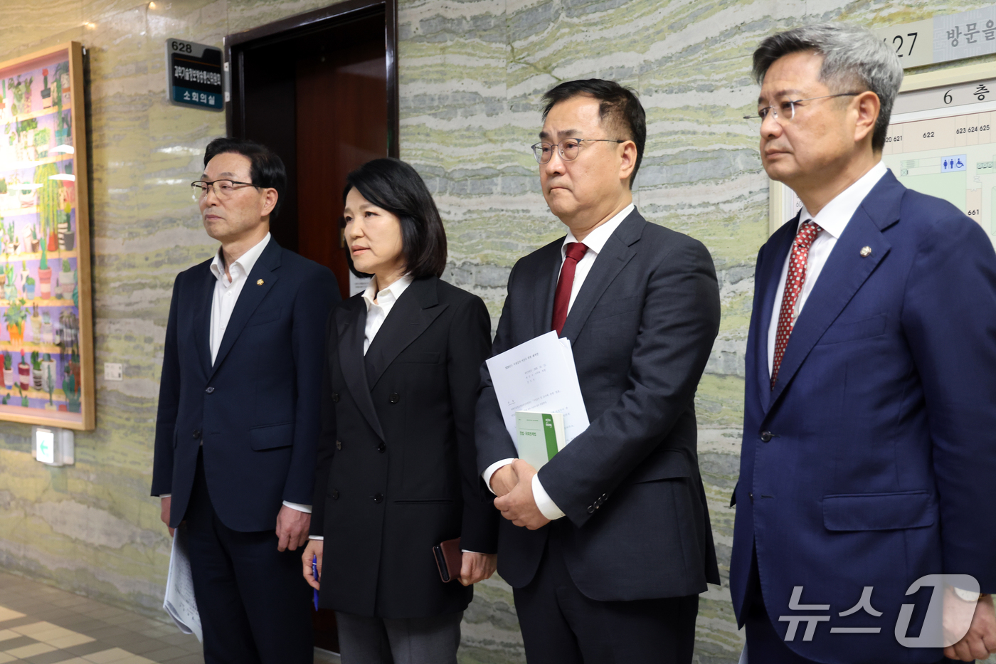 (서울=뉴스1) 황기선 기자 = 이진숙 국민의힘 의원이 12일 서울 여의도 국회 과학기술정보방송통신위원회에서 열린 방송미디어통신위원회 등에 대한 국정감사에서 정회 후 입장을 밝히고 …