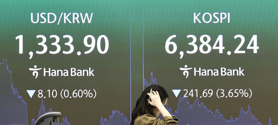 유가 변수에도 꾸준한 수출기업 달러 매수…달러·원 1335원대 하락(종합)