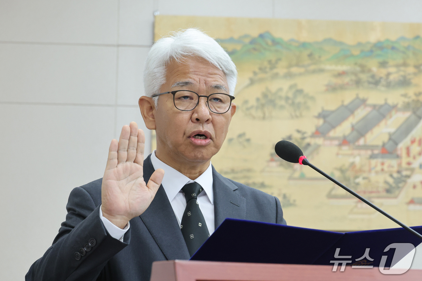 (서울=뉴스1) 신웅수 기자 = 성윤석 유웨이어플라이 대표가 12일 서울 여의도 국회 교육위원회에서 열린 한국대학교육협의회 등에 대한 국정감사에서 증인 선서를 하고 있다. 2026 …
