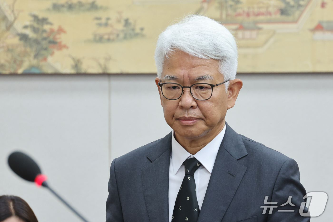 (서울=뉴스1) 신웅수 기자 = 성윤석 유웨이어플라이 대표가 12일 서울 여의도 국회 교육위원회에서 열린 한국대학교육협의회 등에 대한 국정감사에 출석하고 있다. 2026.10.12 …