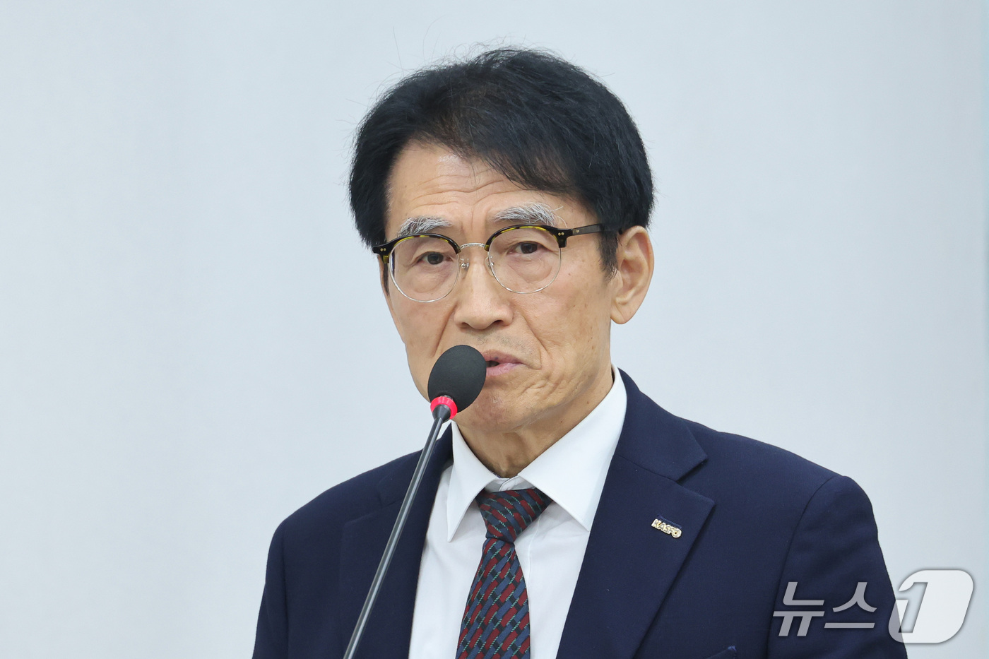 (서울=뉴스1) 신웅수 기자 = 이하운 한국사학재단 이사장이 12일 서울 여의도 국회 교육위원회에서 열린 한국대학교육협의회 등에 대한 국정감사에서 의원 질의에 답변하고 있다. 20 …