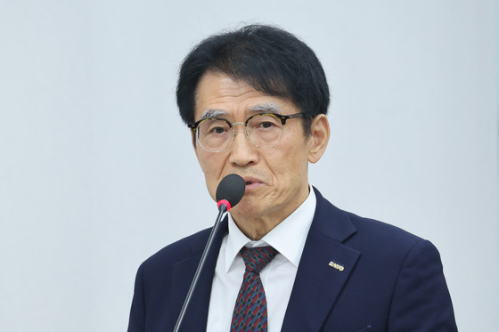 [국감] 답변하는 이하운 한국사학재단 이사장