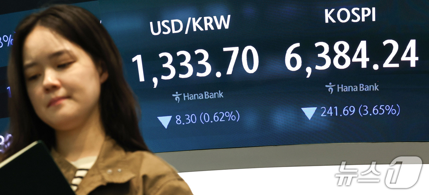 (서울=뉴스1) 이종수 기자 = 12일 오후 서울 중구 하나은행 딜링룸 전광판에 코스피 지수 등 시황이 표시되고 있다. 이날 코스피는 전 거래일 대비 241.69포인트(p)(3.6 …