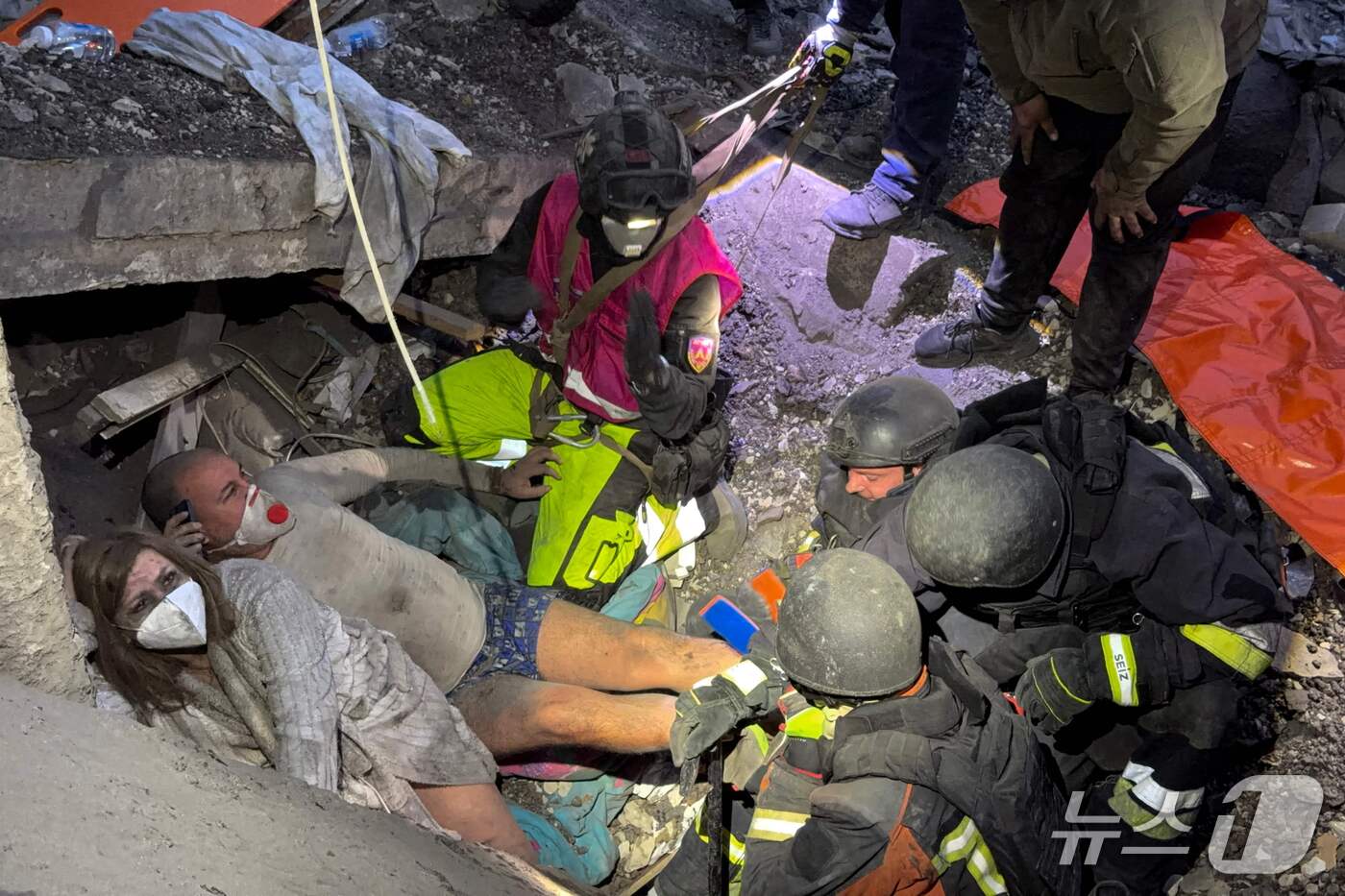 (자포리자 AFP=뉴스1) 김범수 기자 = 10일(현지시간) 우크라이나 남동부 자포리자에서 구조대원들이 러시아군의 공격으로 파괴된 5층짜리 주택 잔해에 깔린 주민들을 구조하고 있다 …
