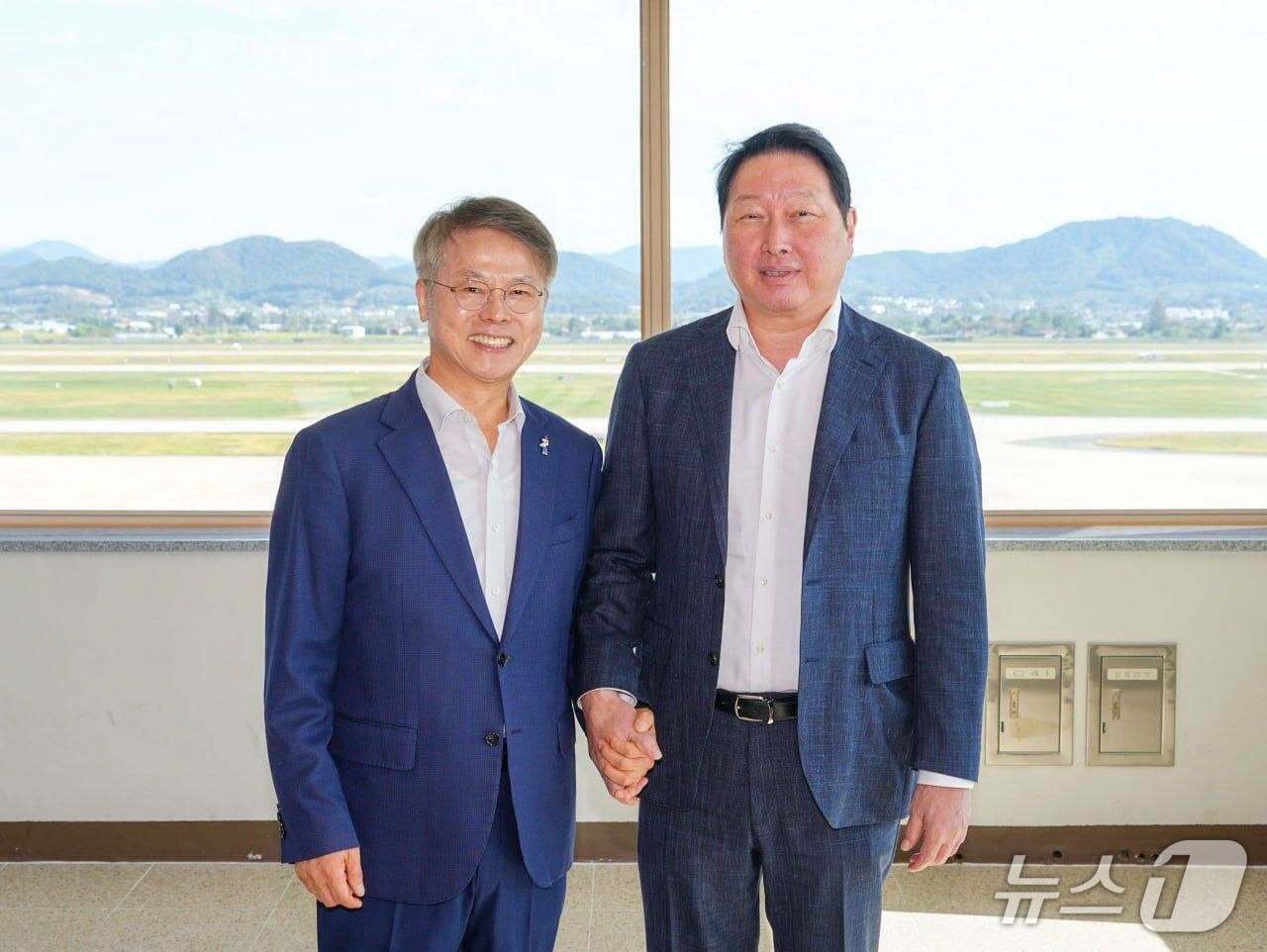 본문 이미지 - 민형배 전남광주통합특별시장이 9일 호남권 반도체 클러스터 예정 부지인 광주 군공항을 방문한 최태원 SK 회장의 손을 잡고 있다.(민형배 페이스북. 재배포 및 DB 금지) 2026.10.12 ⓒ 뉴스1