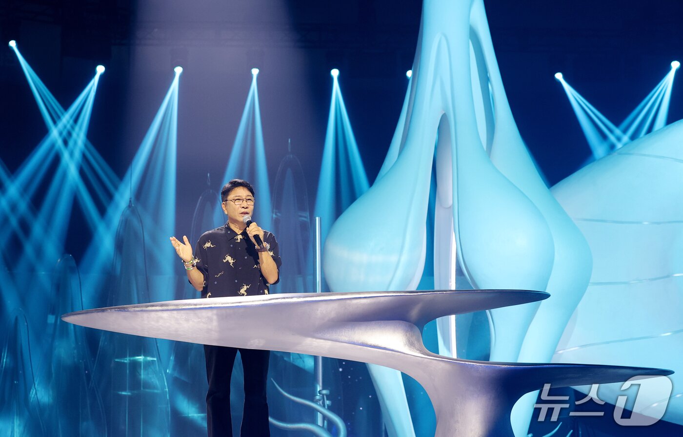 본문 이미지 - 이수만 비저너리 리더 겸 키 프로듀서가 12일 경기도 고양시 일산서구 킨텍스에서 열린 데뷔쇼 '웰컴 투 소울라이트 프롬 에이 투 오 소울 에이 투 오 라이트(WELCOME TO SOULITE From A2O SOUL A2O LITE)‘에서 A2O엔터테인먼트의 방향성과 비전, 엔터 테크 기술을 비롯한 주요 시스템과 콘텐츠 전략을 소개하고 있다. ⓒ 뉴스1 권현진 기자
