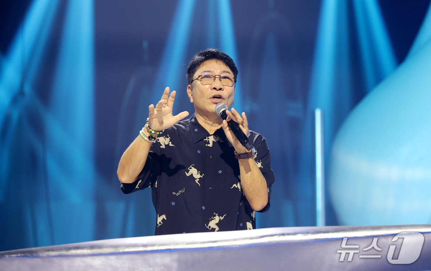 본문 이미지 - 이수만 비저너리 리더 겸 키 프로듀서가 12일 경기도 고양시 일산서구 킨텍스에서 열린 데뷔쇼 '웰컴 투 소울라이트 프롬 에이 투 오 소울 에이 투 오 라이트(WELCOME TO SOULITE From A2O SOUL A2O LITE)‘에서 프레젠테이션을 하고 있다.  ⓒ 뉴스1 권현진 기자