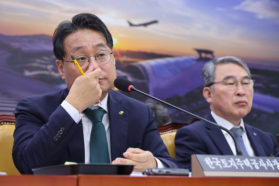 [국감] 질의 듣는 이성훈 LH 사장