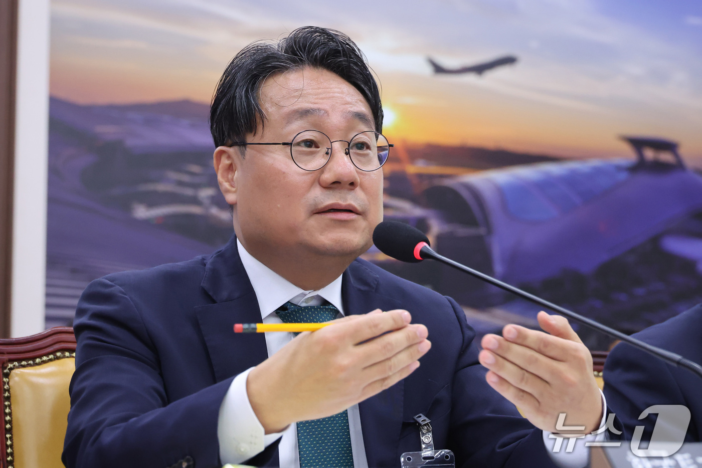 (서울=뉴스1) 신웅수 기자 = 이성훈 한국토지주택공사 사장이 12일 서울 여의도 국회에서 열린 국토교통위원회의 한국토지주택공사 등에 대한 국정감사에서 의원 질의에 답변하고 있다. …